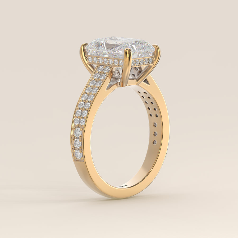 Verlovingsring radiant lab grown diamant met brede pave band, cathedral setting en hidden halo, geelgoud