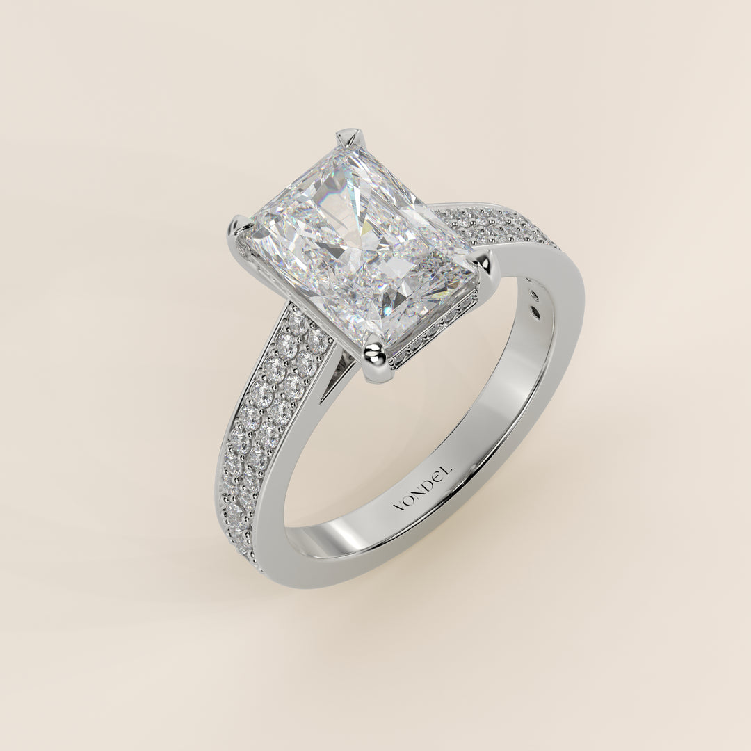 Verlovingsring radiant lab grown diamant met brede pave band, cathedral setting en hidden halo, witgoud
