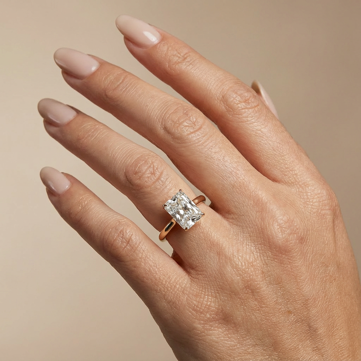 Verlovingsring radiant lab grown diamant met cathedral setting en hidden halo, geelgoud