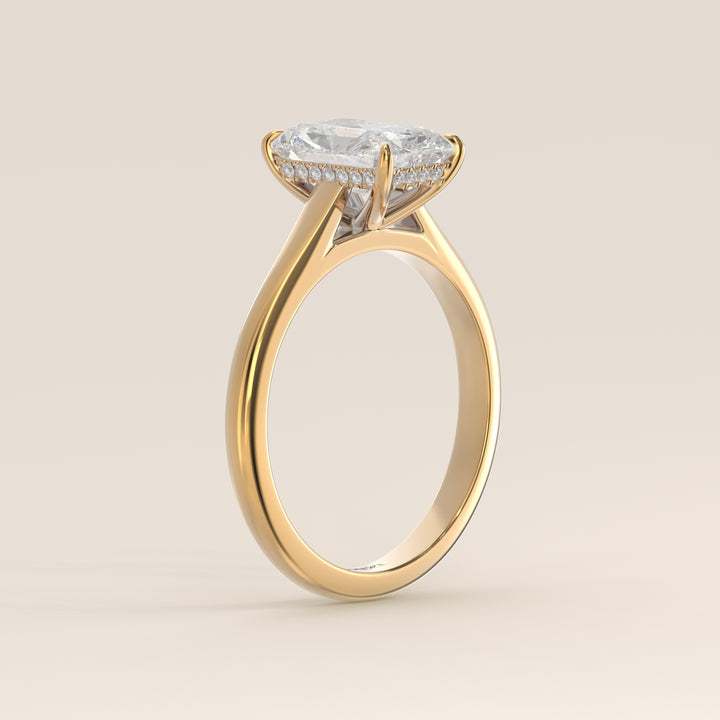 Verlovingsring radiant lab grown diamant met cathedral setting en hidden halo, geelgoud