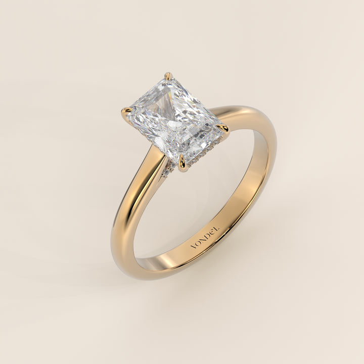 Verlovingsring radiant lab grown diamant met cathedral setting, hidden halo en diamond bridge, geelgoud