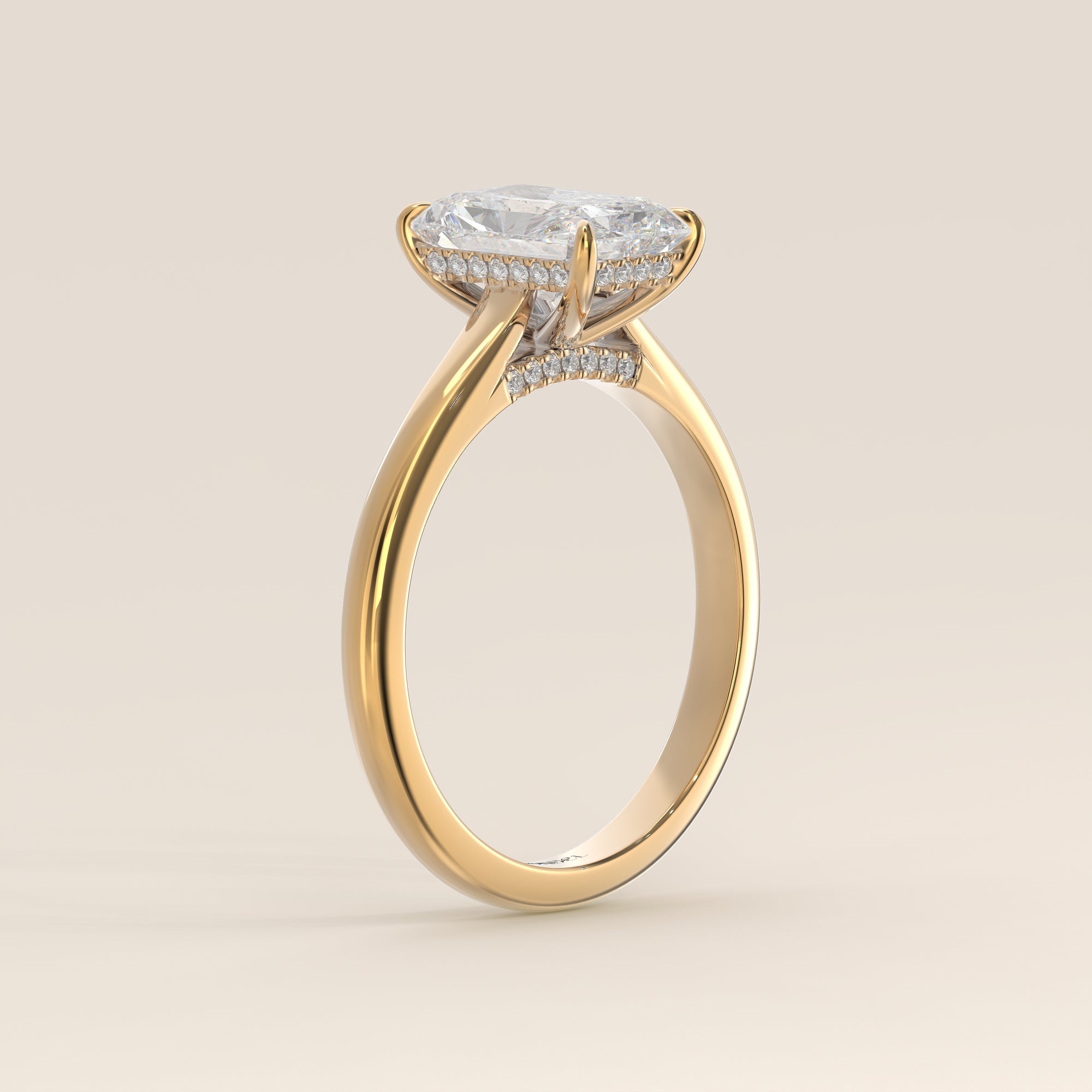 Verlovingsring radiant lab grown diamant met cathedral setting, hidden halo en diamond bridge, geelgoud