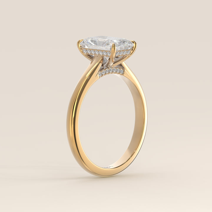 Verlovingsring radiant lab grown diamant met cathedral setting, hidden halo en diamond bridge, geelgoud