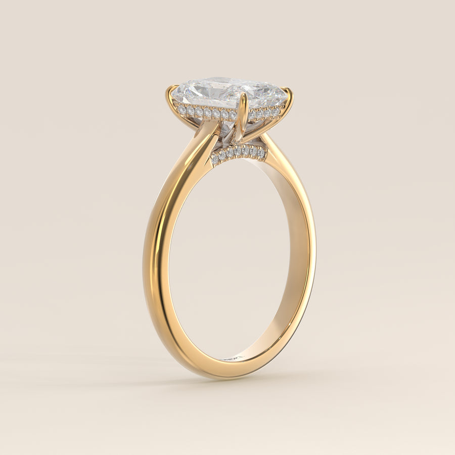 Verlovingsring radiant lab grown diamant met cathedral setting, hidden halo en diamond bridge, geelgoud