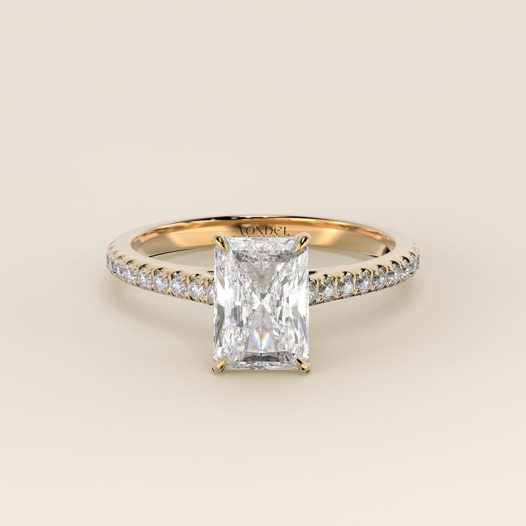 Verlovingsring radiant lab grown diamant met cathedral zetting, pave band en hidden halo, geelgoud