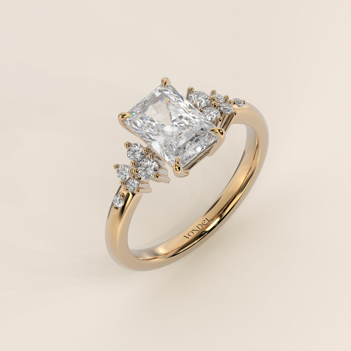 Verlovingsring radiant lab grown diamant met hidden halo en lage zetting, geelgoud