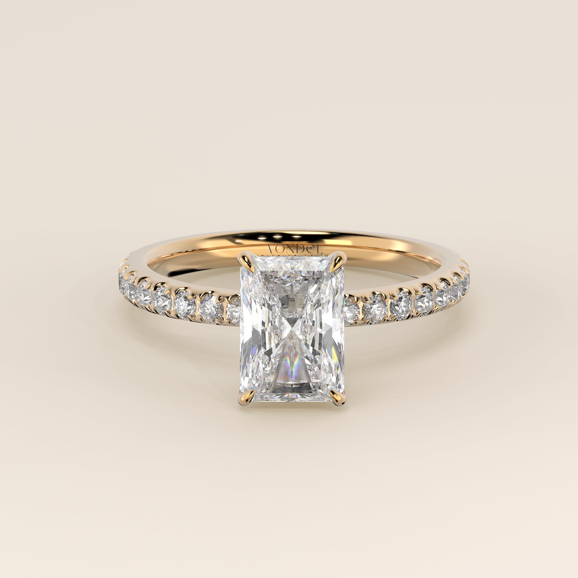 Verlovingsring radiant lab grown diamant met hidden halo en pave band, geelgoud