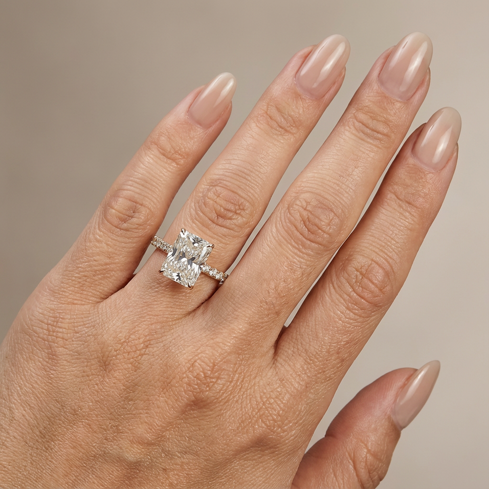 Verlovingsring radiant lab grown diamant met hidden halo en pave band, geelgoud