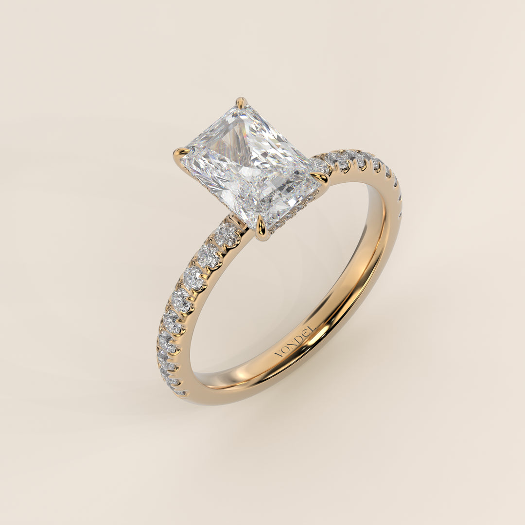 Verlovingsring radiant lab grown diamant met hidden halo en pave band, geelgoud