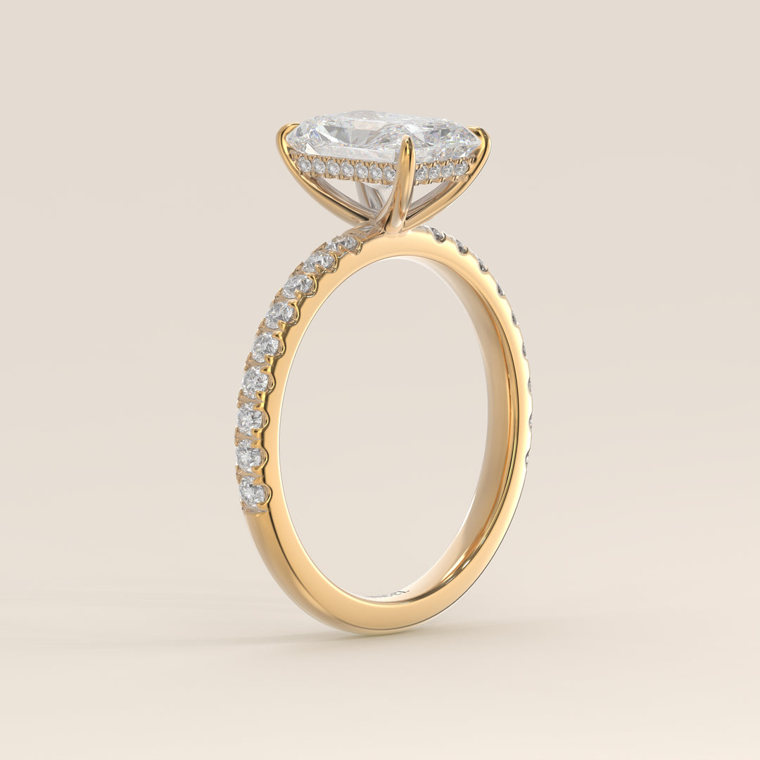 Verlovingsring radiant lab grown diamant met hidden halo en pave band, geelgoud