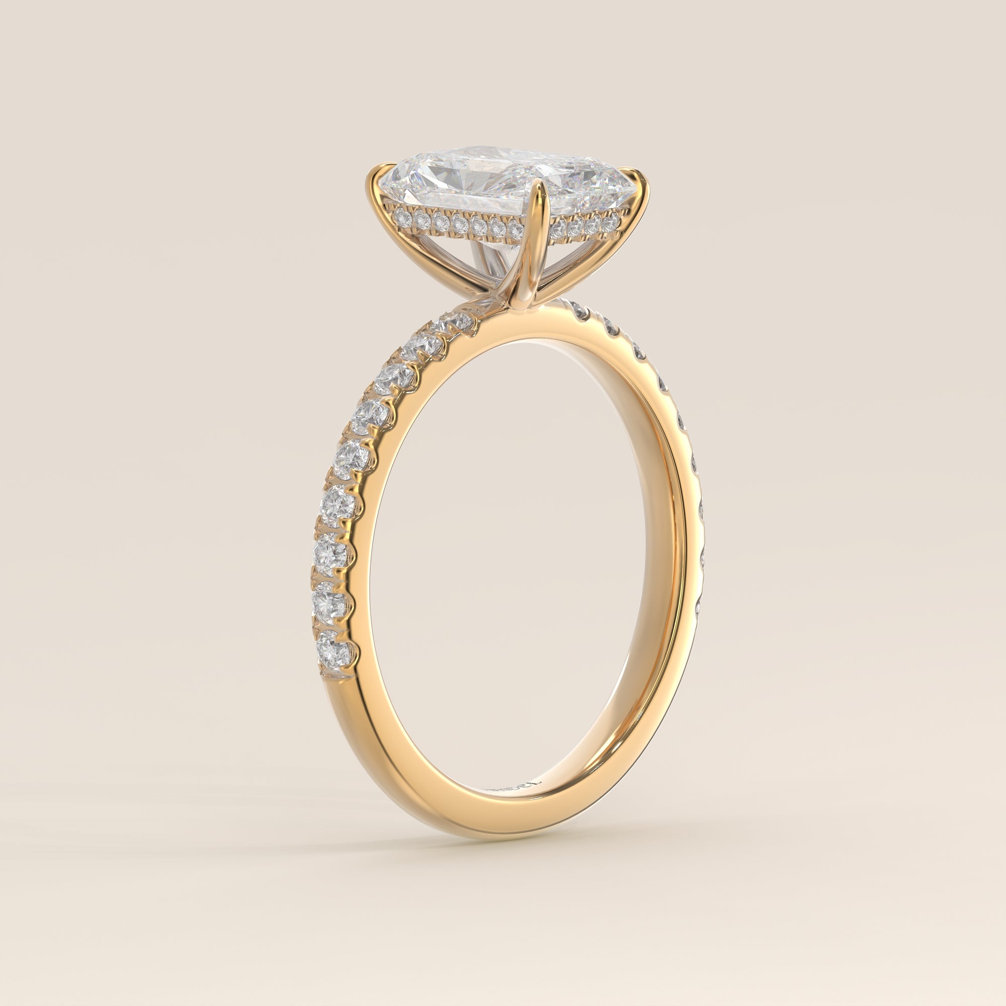 Verlovingsring radiant lab grown diamant met hidden halo en pave band, geelgoud