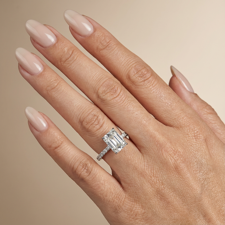 Verlovingsring radiant lab grown diamant met hidden halo en pave band, witgoud