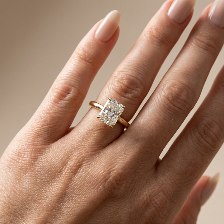 Verlovingsring radiant lab grown diamant met hidden halo, geelgoud