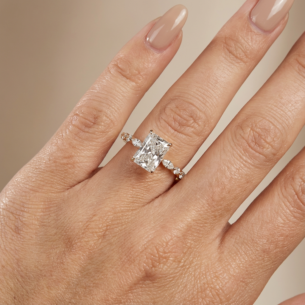 Verlovingsring radiant lab grown diamant met marquise- en ronde diamantband, geelgoud