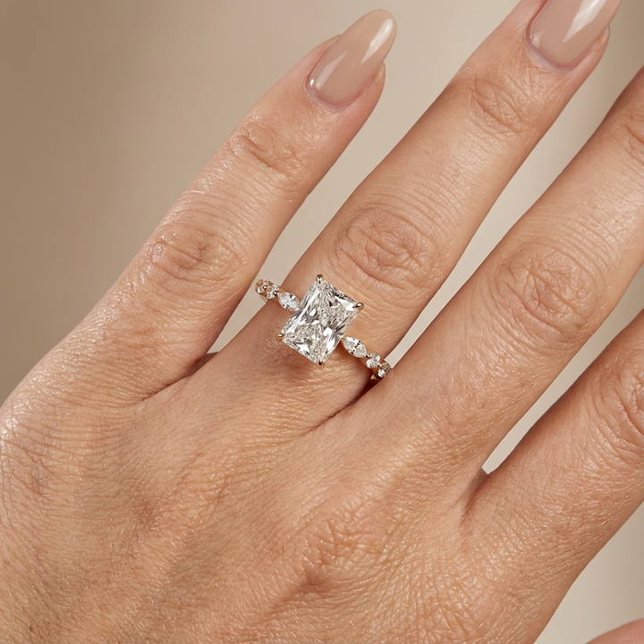 Verlovingsring radiant lab grown diamant met marquise- en ronde diamantband, geelgoud