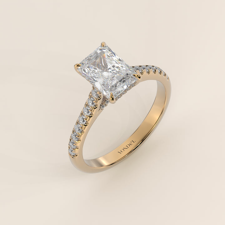 Verlovingsring radiant lab grown diamant met pave band, hidden halo en diamond bridge, geelgoud