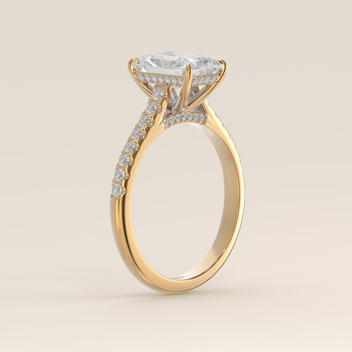 Verlovingsring radiant lab grown diamant met pave band, hidden halo en diamond bridge, geelgoud