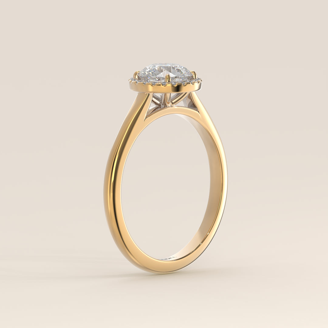 Verlovingsring rond halo lab grown diamant met cathedral en hoge zetting, geelgoud