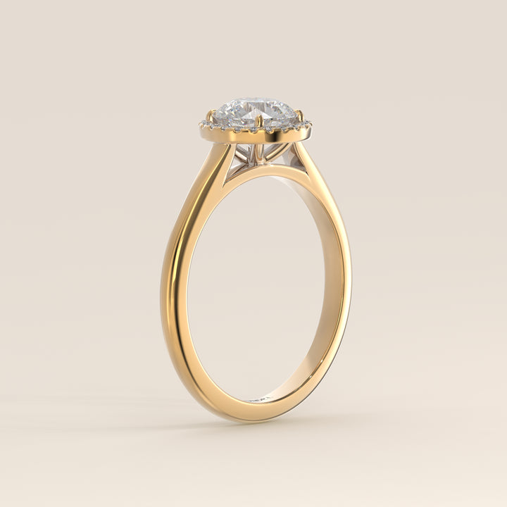 Verlovingsring rond halo lab grown diamant met cathedral en hoge zetting, geelgoud