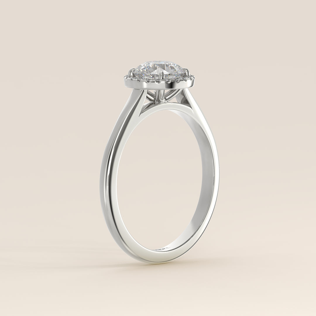 Verlovingsring rond halo lab grown diamant met cathedral en hoge zetting, witgoud