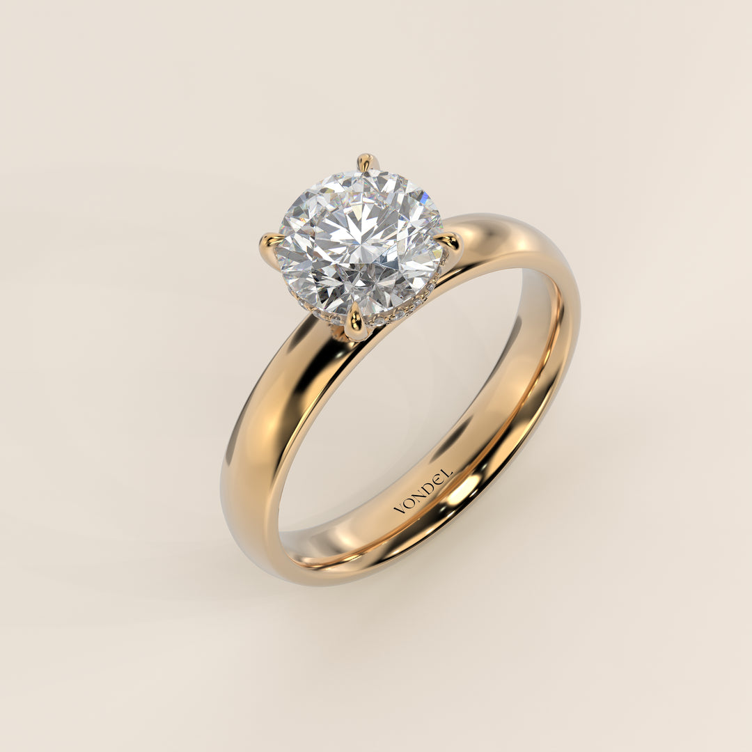 Verlovingsring rond lab grown diamant met brede band en hidden halo, geelgoud