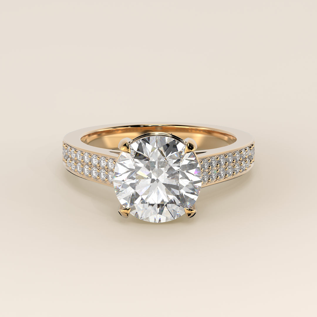 Verlovingsring rond lab grown diamant met brede pave band, cathedral setting en hidden halo, geelgoud