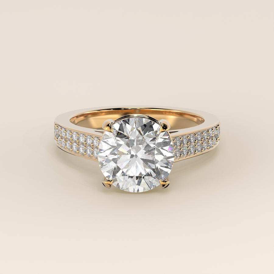 Verlovingsring rond lab grown diamant met brede pave band, cathedral setting en hidden halo, geelgoud