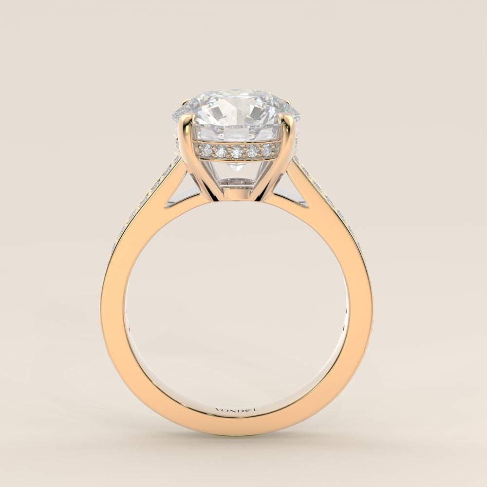 Verlovingsring rond lab grown diamant met brede pave band, cathedral setting en hidden halo, geelgoud