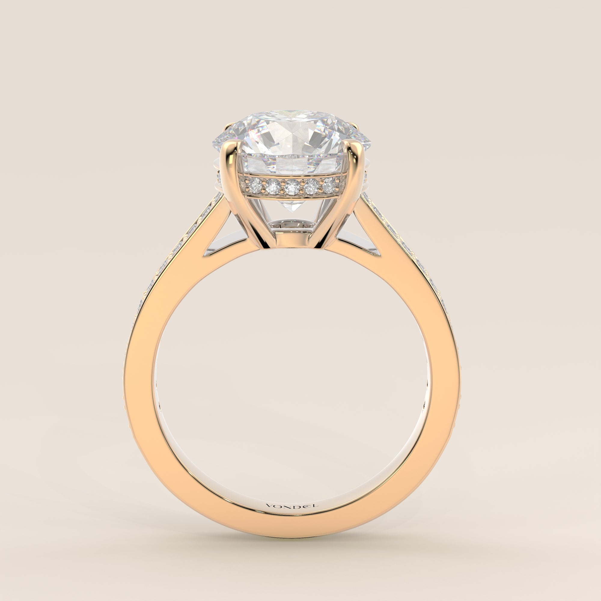 Verlovingsring rond lab grown diamant met brede pave band, cathedral setting en hidden halo, geelgoud
