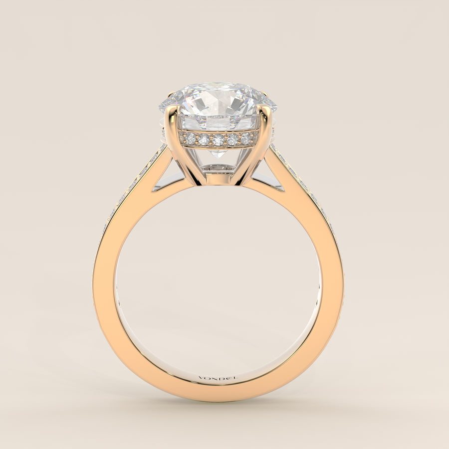 Verlovingsring rond lab grown diamant met brede pave band, cathedral setting en hidden halo, geelgoud