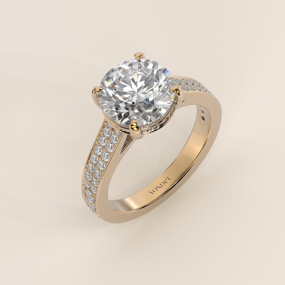 Verlovingsring rond lab grown diamant met brede pave band, cathedral setting en hidden halo, geelgoud