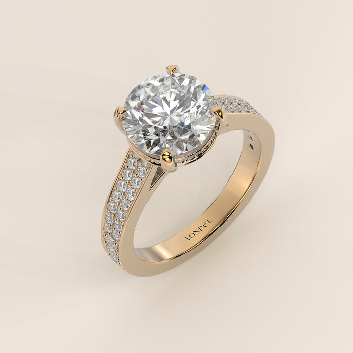 Verlovingsring rond lab grown diamant met brede pave band, cathedral setting en hidden halo, geelgoud