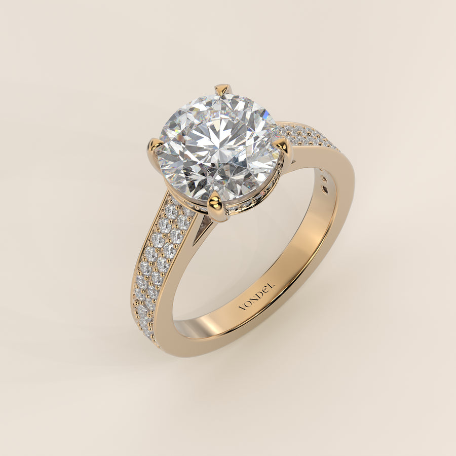Verlovingsring rond lab grown diamant met brede pave band, cathedral setting en hidden halo, geelgoud
