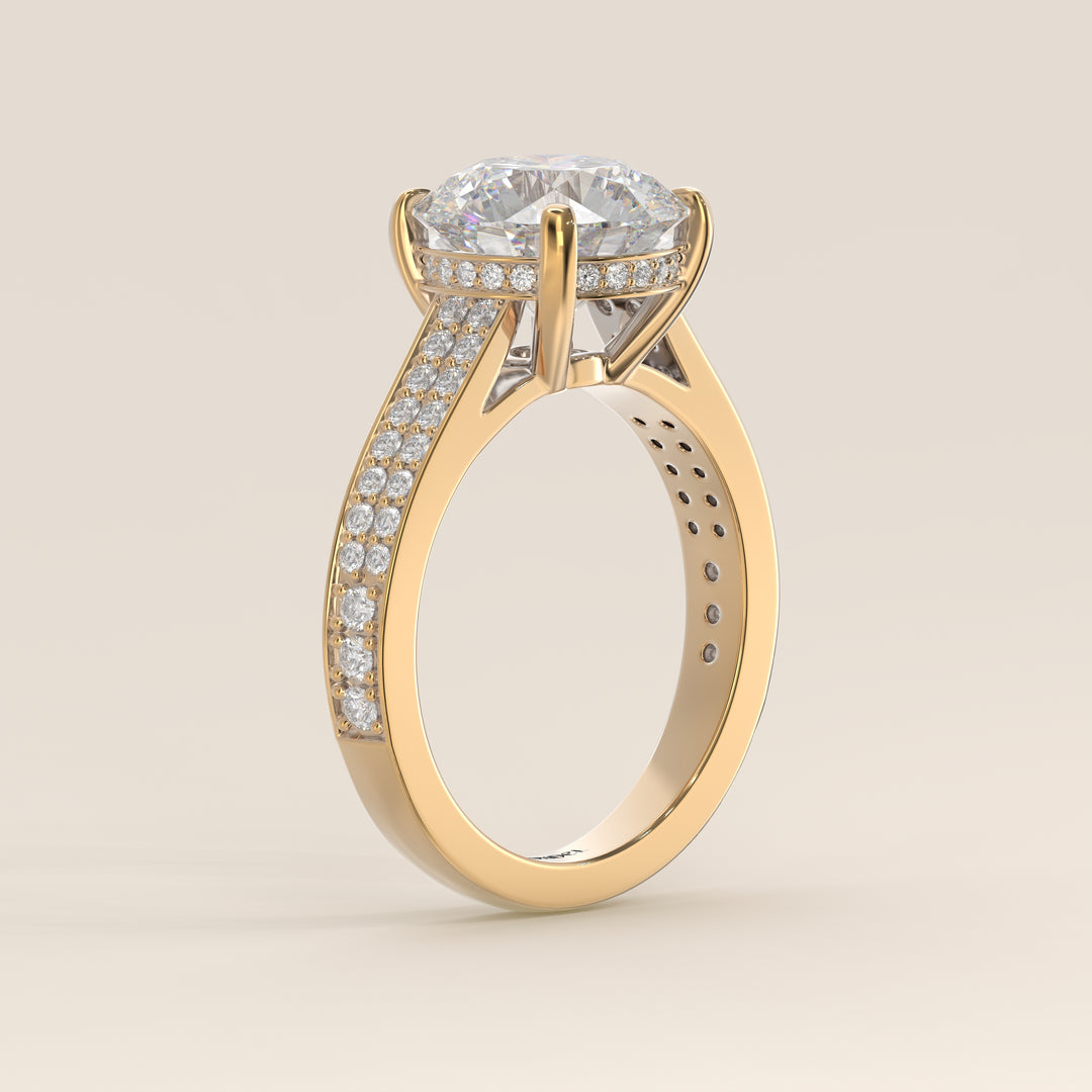 Verlovingsring rond lab grown diamant met brede pave band, cathedral setting en hidden halo, geelgoud