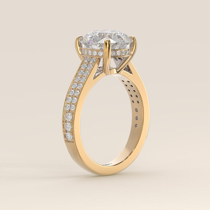 Verlovingsring rond lab grown diamant met brede pave band, cathedral setting en hidden halo, geelgoud