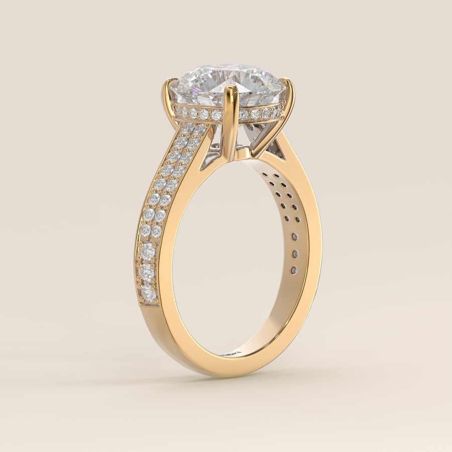 Verlovingsring rond lab grown diamant met brede pave band, cathedral setting en hidden halo, geelgoud