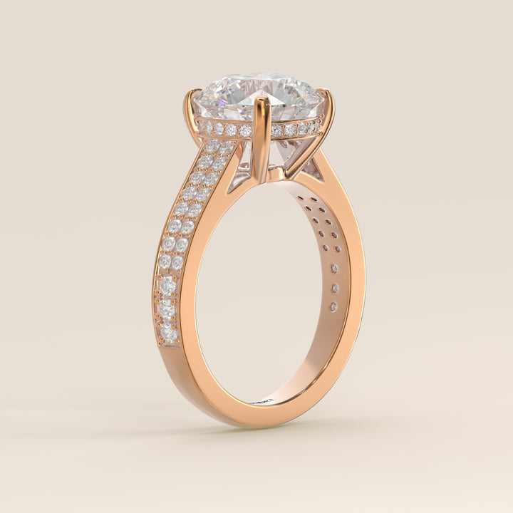 Verlovingsring rond lab grown diamant met brede pave band, cathedral setting en hidden halo, rosegoud