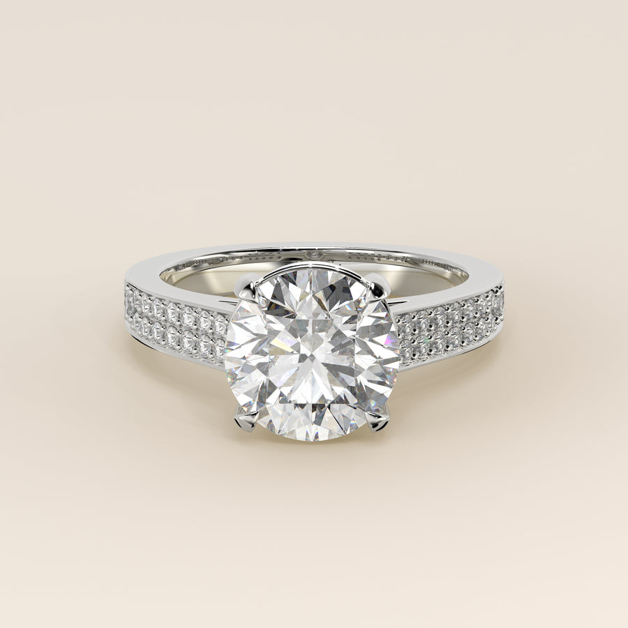 Verlovingsring rond lab grown diamant met brede pave band, cathedral setting en hidden halo, witgoud