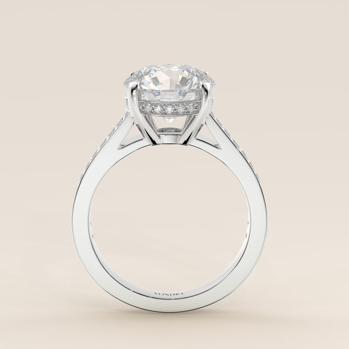 Verlovingsring rond lab grown diamant met brede pave band, cathedral setting en hidden halo, witgoud
