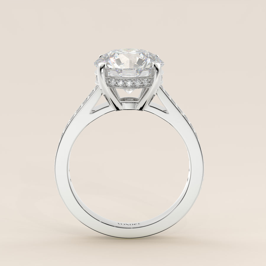 Verlovingsring rond lab grown diamant met brede pave band, cathedral setting en hidden halo, witgoud
