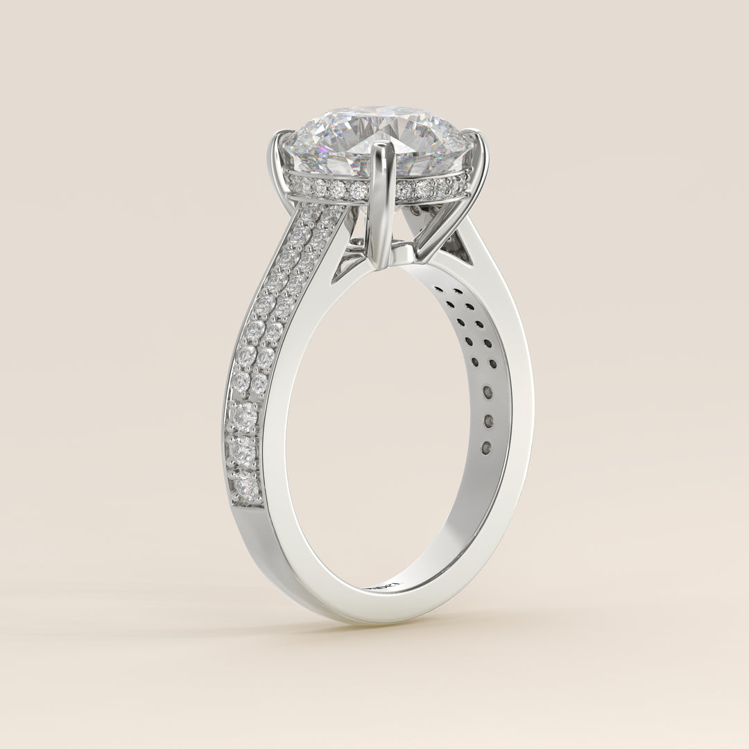 Verlovingsring rond lab grown diamant met brede pave band, cathedral setting en hidden halo, witgoud