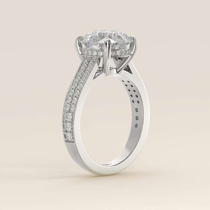 Verlovingsring rond lab grown diamant met brede pave band, cathedral setting en hidden halo, witgoud