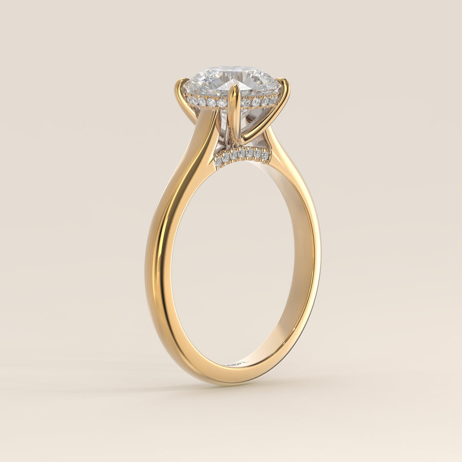 Verlovingsring rond lab grown diamant met cathedral setting, hidden halo en diamond bridge, geelgoud