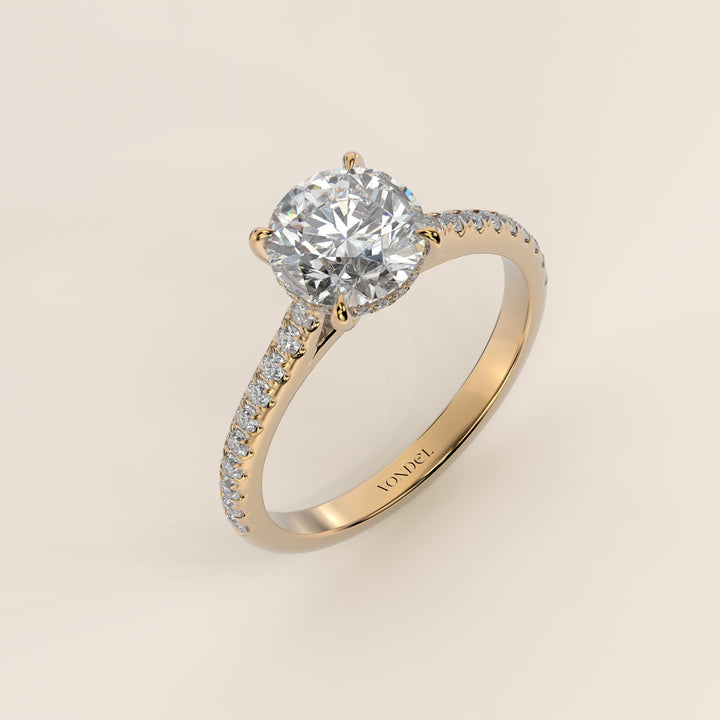 Runder Verlobungsring mit im Labor gezüchtetem Diamanten in Kathedralenfassung, Pavé-Fassung und verstecktem Halo, Gelbgold