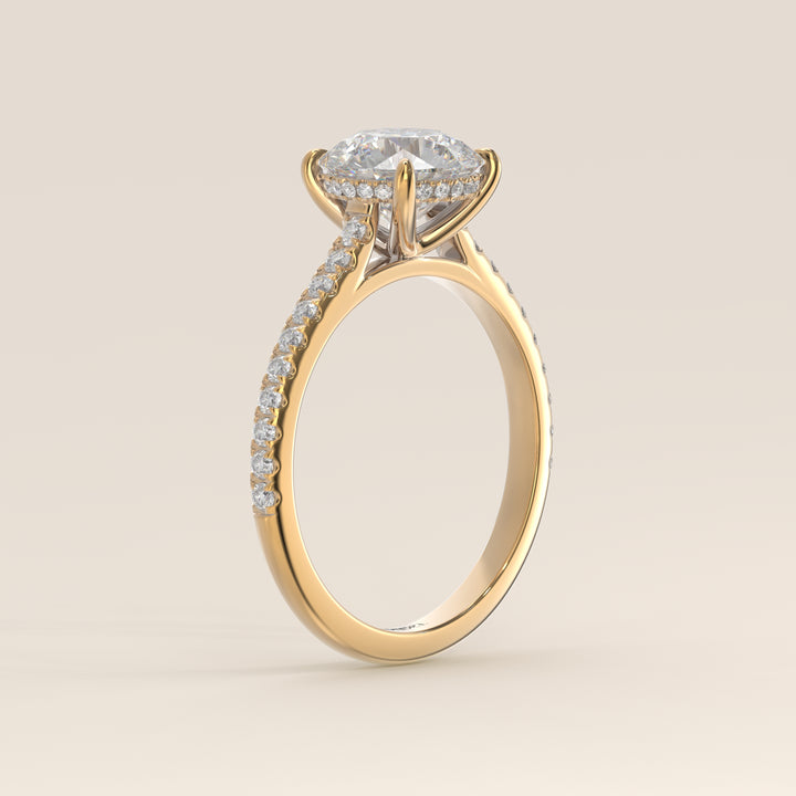 Runder Verlobungsring mit im Labor gezüchtetem Diamanten in Kathedralenfassung, Pavé-Fassung und verstecktem Halo, Gelbgold