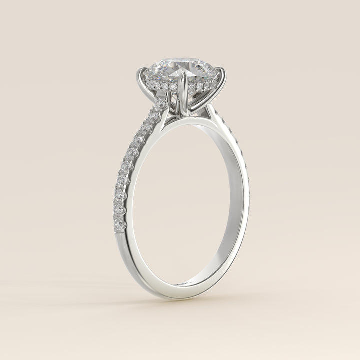 Runder Verlobungsring mit im Labor gezüchtetem Diamanten in Kathedralenfassung, Pavé-Fassung und verstecktem Halo, Weißgold