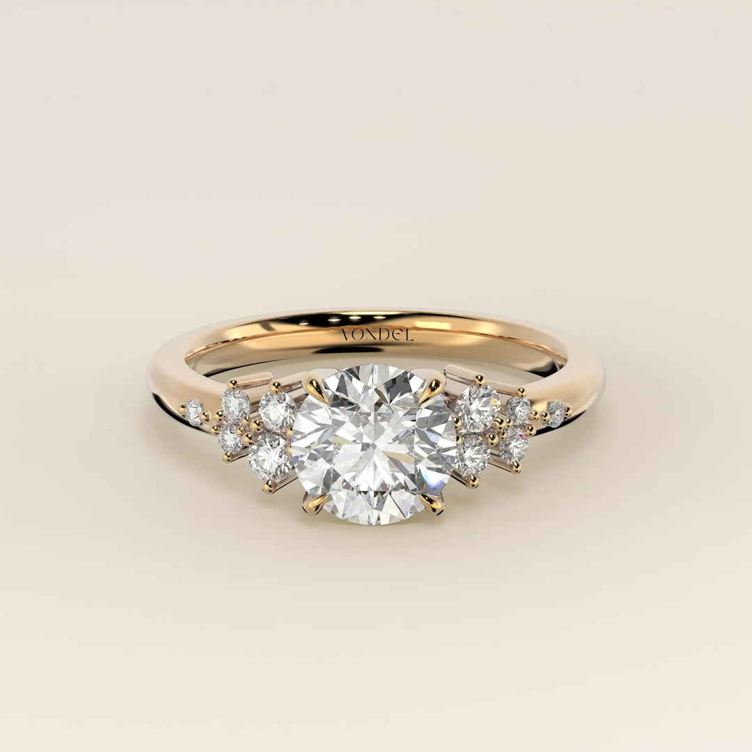 Verlovingsring rond lab grown diamant met hidden halo en lage zetting, geelgoud
