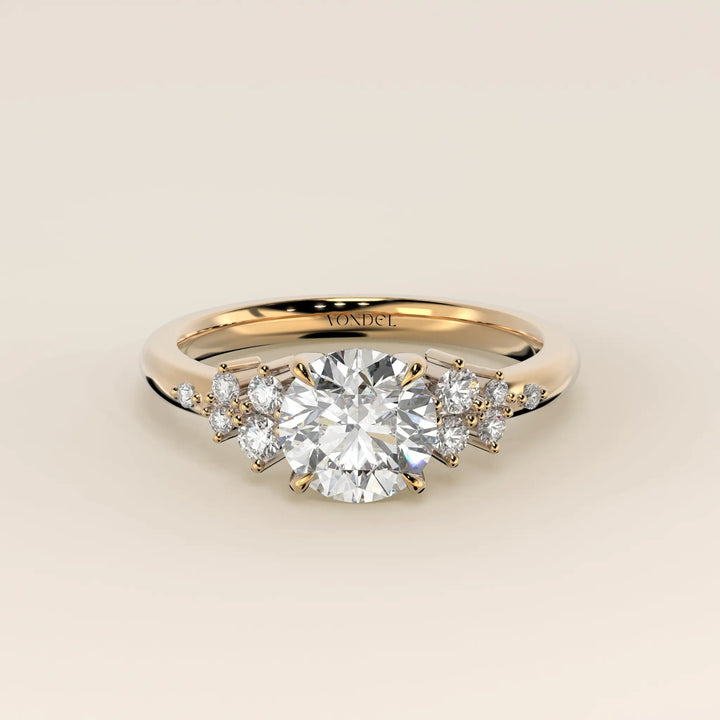 Verlovingsring rond lab grown diamant met hidden halo en lage zetting, geelgoud