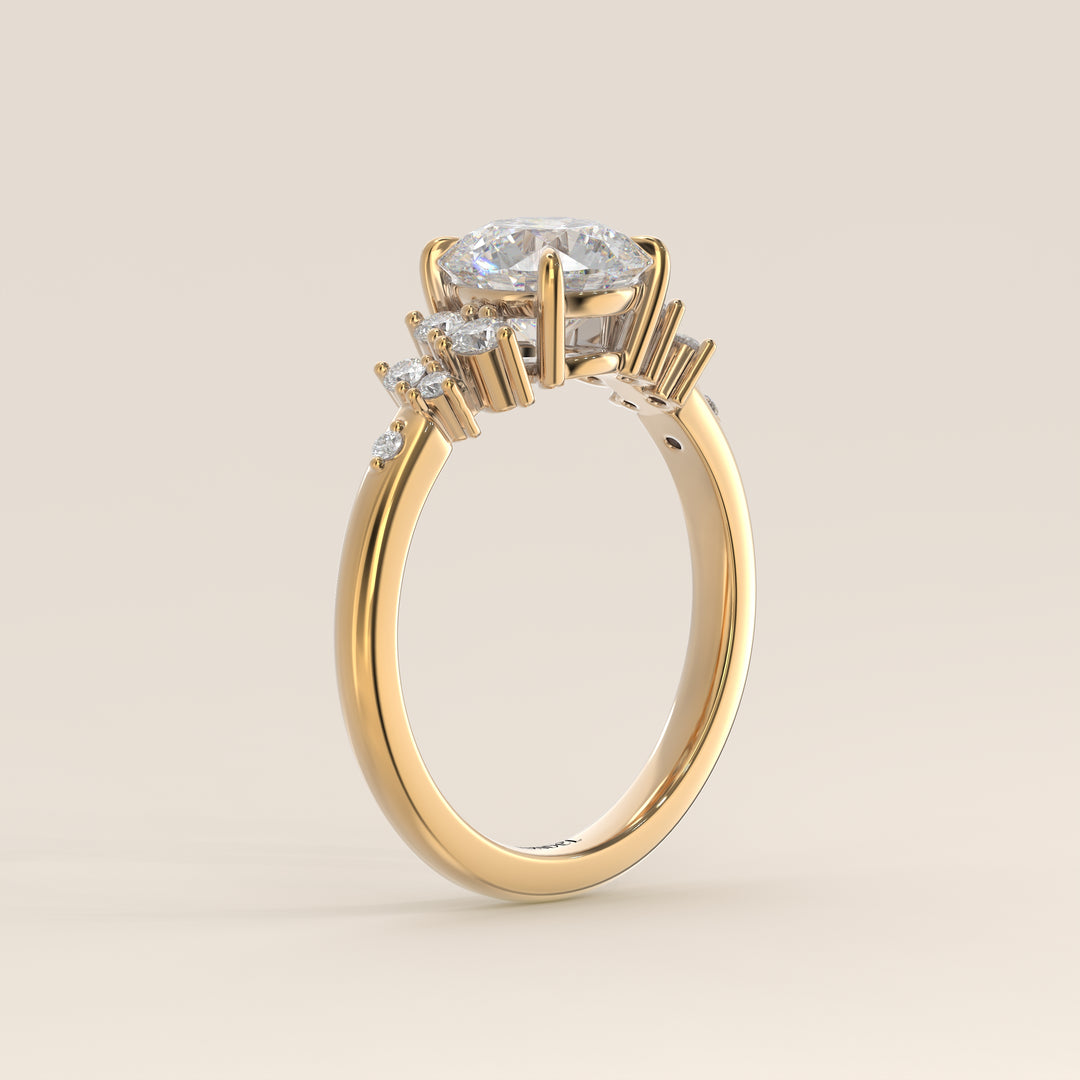 Verlovingsring rond lab grown diamant met hidden halo en lage zetting, geelgoud