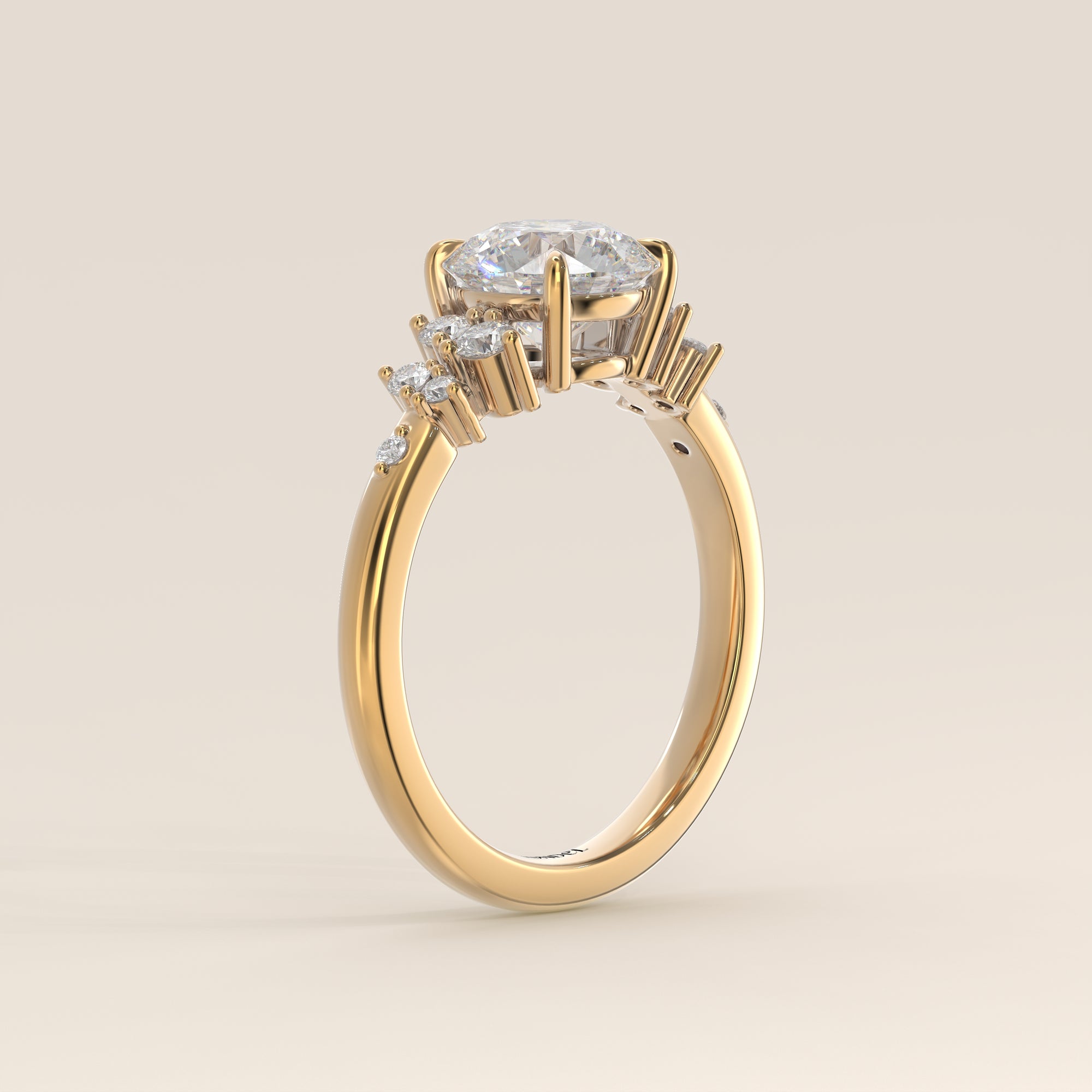 Verlovingsring rond lab grown diamant met hidden halo en lage zetting, geelgoud